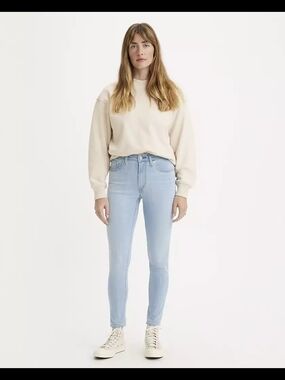 Levi's 721 Light Blue Skinny Jeans - Women